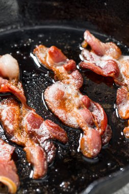 Yağlı Yağlı Tavada Kızarmış Domuz Pastırması