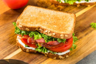 Mayonezli sağlıklı ev yapımı jambonlu Marul Domatesli BLT Sandviç.