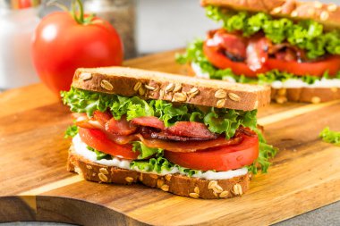 Mayonezli sağlıklı ev yapımı jambonlu Marul Domatesli BLT Sandviç.