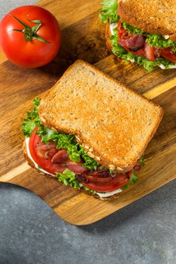 Mayonezli sağlıklı ev yapımı jambonlu Marul Domatesli BLT Sandviç.