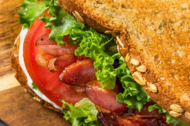 Mayonezli sağlıklı ev yapımı jambonlu Marul Domatesli BLT Sandviç.