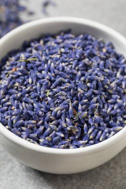 Çiğ Mor Organik Lavanta Bitkileri Yemek Pişirmek İçin Bir Kasede