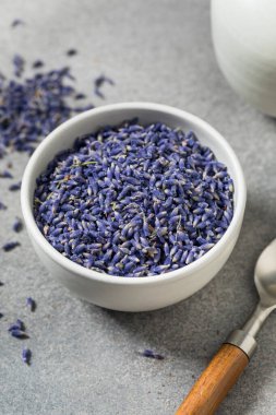 Çiğ Mor Organik Lavanta Bitkileri Yemek Pişirmek İçin Bir Kasede