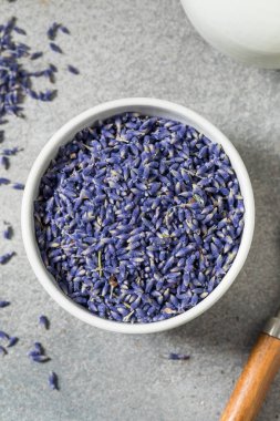 Çiğ Mor Organik Lavanta Bitkileri Yemek Pişirmek İçin Bir Kasede