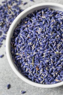 Çiğ Mor Organik Lavanta Bitkileri Yemek Pişirmek İçin Bir Kasede