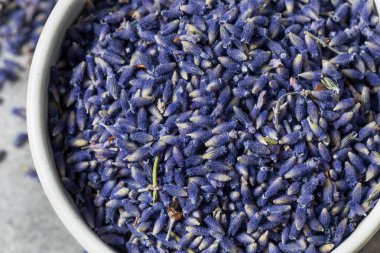 Çiğ Mor Organik Lavanta Bitkileri Yemek Pişirmek İçin Bir Kasede