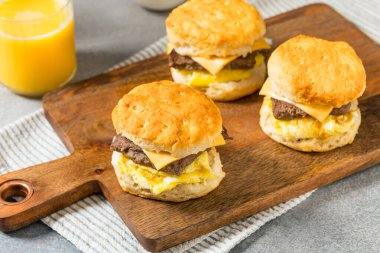 Ev yapımı sosisli ve peynirli bisküvili sandviç.