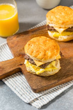 Ev yapımı sosisli ve peynirli bisküvili sandviç.