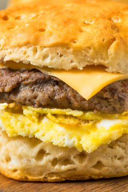 Ev yapımı sosisli ve peynirli bisküvili sandviç.