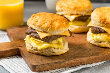 Ev yapımı sosisli ve peynirli bisküvili sandviç.