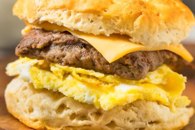 Ev yapımı sosisli ve peynirli bisküvili sandviç.