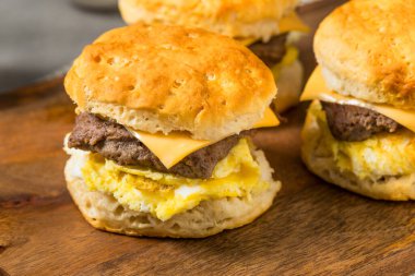 Ev yapımı sosisli ve peynirli bisküvili sandviç.