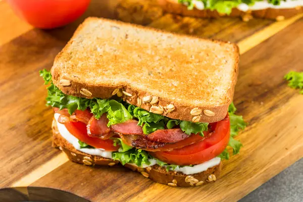 Mayonezli sağlıklı ev yapımı jambonlu Marul Domatesli BLT Sandviç.