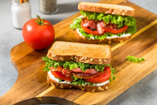 Mayonezli sağlıklı ev yapımı jambonlu Marul Domatesli BLT Sandviç.