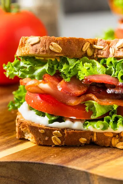 Mayonezli sağlıklı ev yapımı jambonlu Marul Domatesli BLT Sandviç.