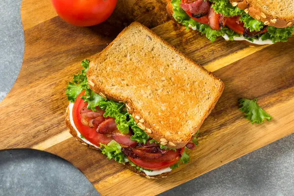 Mayonezli sağlıklı ev yapımı jambonlu Marul Domatesli BLT Sandviç.