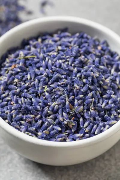Çiğ Mor Organik Lavanta Bitkileri Yemek Pişirmek İçin Bir Kasede