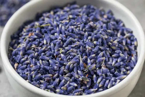Çiğ Mor Organik Lavanta Bitkileri Yemek Pişirmek İçin Bir Kasede