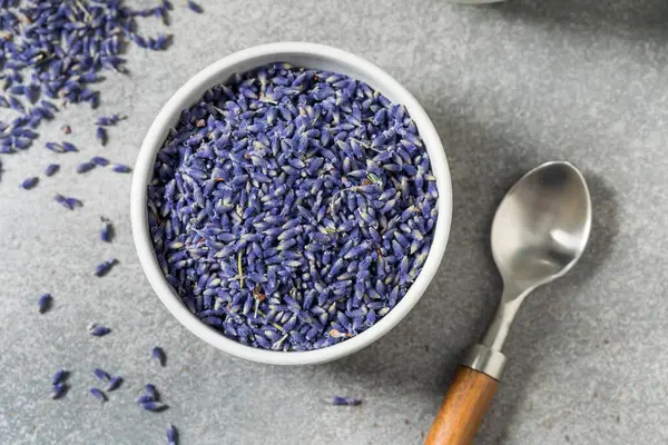 Çiğ Mor Organik Lavanta Bitkileri Yemek Pişirmek İçin Bir Kasede