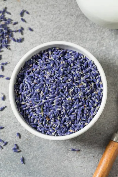 Çiğ Mor Organik Lavanta Bitkileri Yemek Pişirmek İçin Bir Kasede