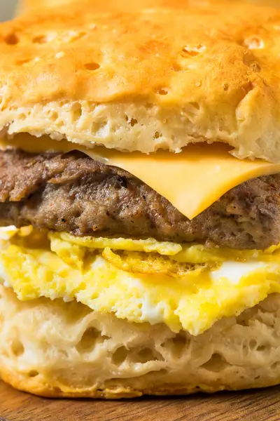 Ev yapımı sosisli ve peynirli bisküvili sandviç.