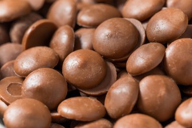 Tabakta Pişirmek İçin Organik Çiğ Süt Çikolata Cipsleri