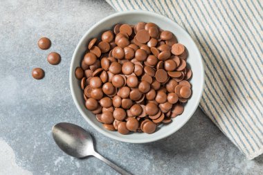 Tabakta Pişirmek İçin Organik Çiğ Süt Çikolata Cipsleri