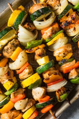 Sağlıklı ev yapımı tavuk şiş kebap ve pişmiş sebze.