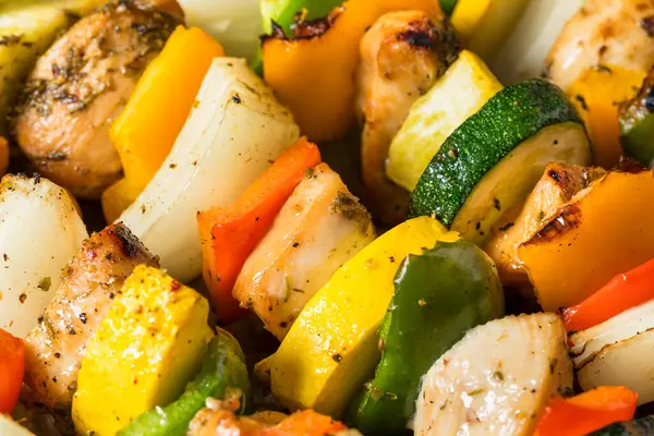 Sağlıklı ev yapımı tavuk şiş kebap ve pişmiş sebze.