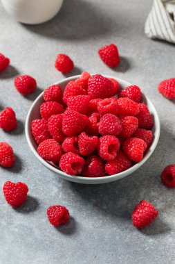 Organik Çiğ Kırmızı Ahududu Yemeye Hazır