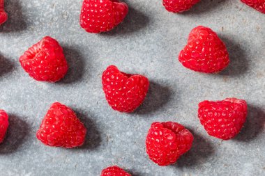 Organik Çiğ Kırmızı Ahududu Yemeye Hazır