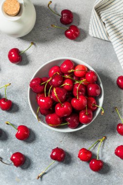 Kırmızı Organik Çiğ Çilek Kirazları Bir kasede Yenmeye Hazır