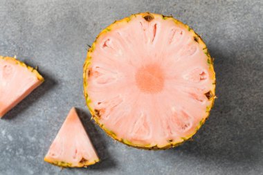 Organik Çiğ Pembe Ananas Dilimlenmek için Dilimlenir