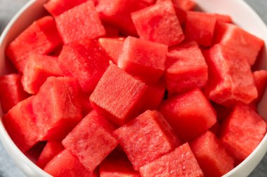 Atıştırmalık bir kasede çiğ kırmızı kesimli karpuz.
