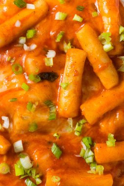 Yeşil soğanlı ev yapımı peynirli Kore Tteokbokki