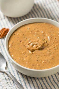 Ev yapımı organik tohum ve fındık ezmeli badem ve fındık ezmesi.