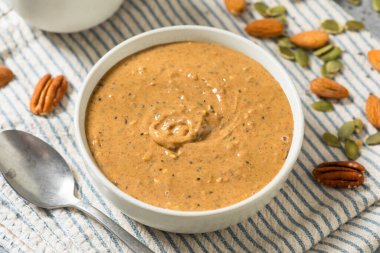 Ev yapımı organik tohum ve fındık ezmeli badem ve fındık ezmesi.