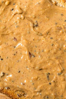 Kahvaltı için ev yapımı tohum ve fındık ezmeli tost.