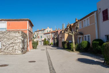 Port Grimaud streets with houses and plants day time