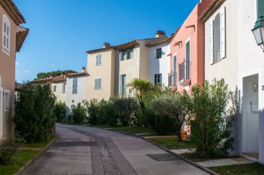 Port Grimaud streets with houses and plants day time