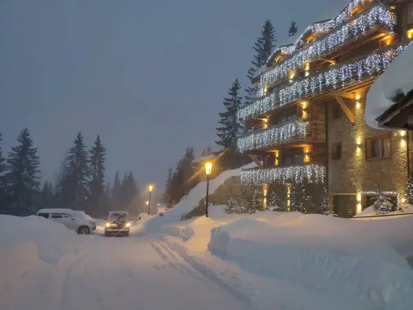 Fransız Alpleriyle kaplı lüks bir ev.