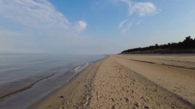 Baltık Denizi kıyısında yürüyorum 