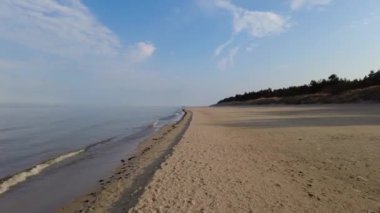 Baltık Denizi kıyısında yürüyorum 