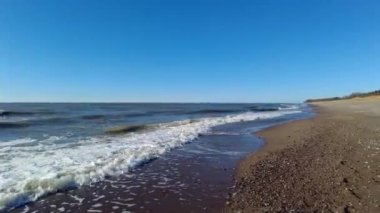 Baltık Denizi kıyısında yürüyorum 