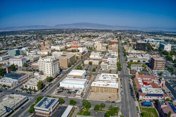 加州贝克尔斯菲尔德市中心的空中景观 — 图库照片