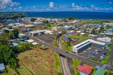 Yaz boyunca şehir merkezi Hilo, Hawaii 'nin havadan görüntüsü