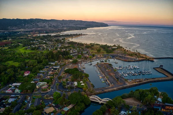 Gündoğumunda Hawaii 'nin Haleiwa köyünün havadan görünüşü