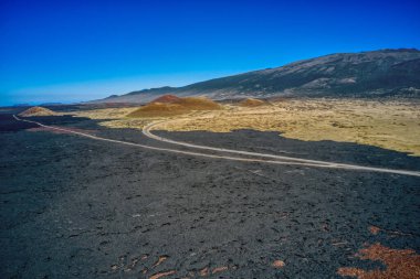 Hawaii 'nin Büyük Adası' ndaki hareketsiz bir lav tarlasının havadan görüntüsü.