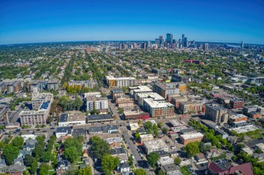 Minneappolis, Minnesota 'nın Bde Make Ska Gölü' ndeki Uptown Mahallesi Hava Görüntüsü