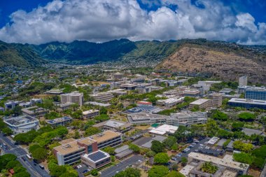 Honolulu, Hawaii 'deki büyük bir devlet üniversitesinin hava görüntüsü